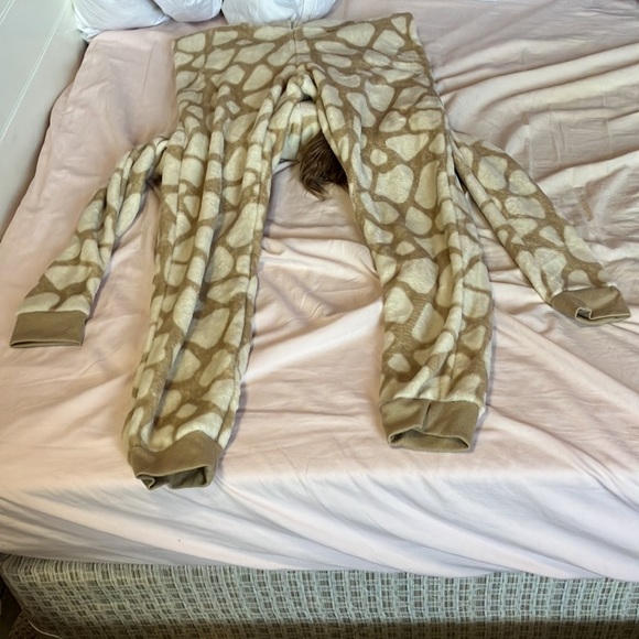 Giraffe Onesie Pajamas, Women Size: Medium​ - Picture 4 of 6